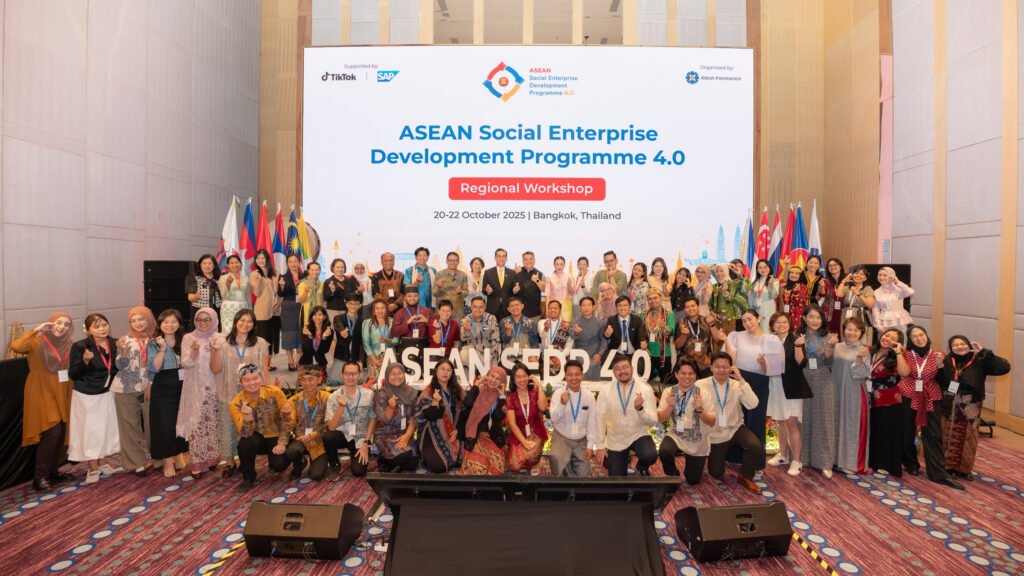 Large group photo of delegates and organisers at the ASEAN Social Enterprise Development Programme 4.0 (ASEAN SEDP 4.0) regional workshop.